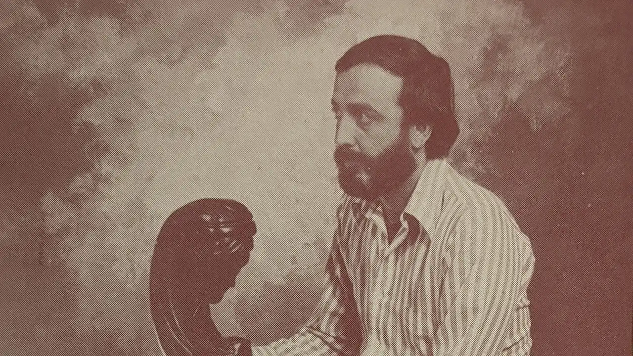 Fotografía de Diego Paredes con escultura en 1983.